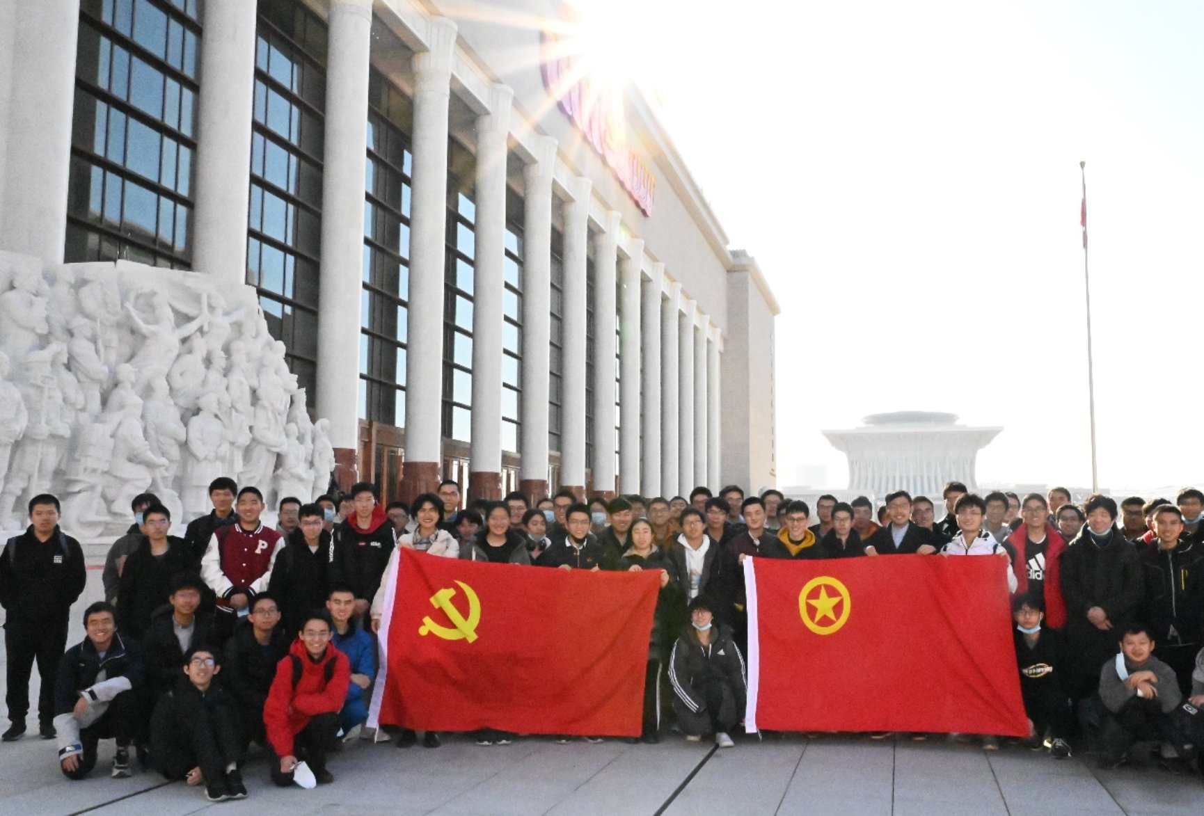 F:\Desktop\学工\学工周报\学工周报1209\郭姣裕+伟德体育2019级、2021级本科生赴党史展览馆举办“永远跟党走”员工主题党团日活动.JPG